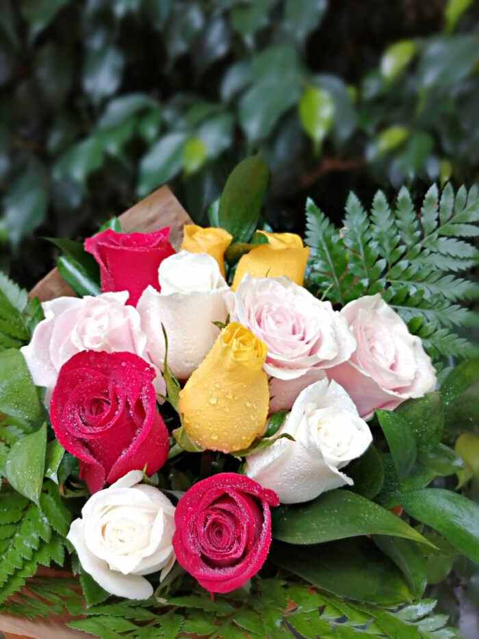 Ramo rosas "Puerta Oscura" - Imagen 2